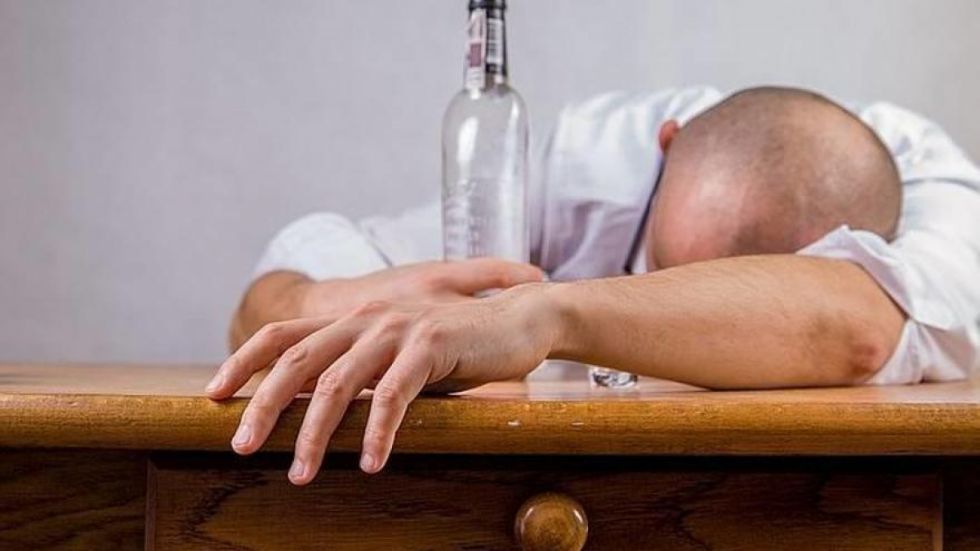 Padres encerraron a sus tres hijos para irse a beber