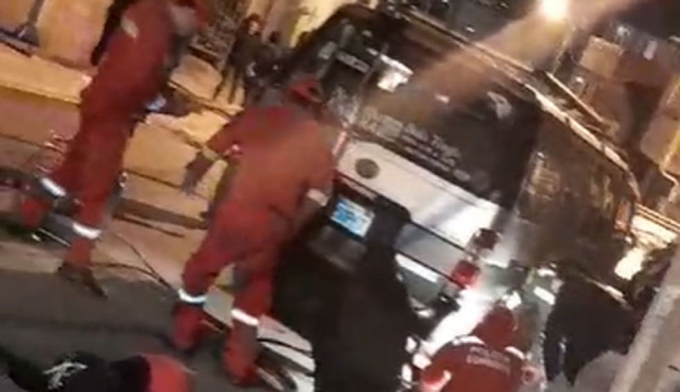 Chofer con aliento alcohólico excede velocidad y mata a una pareja de esposos que estaba en la acera