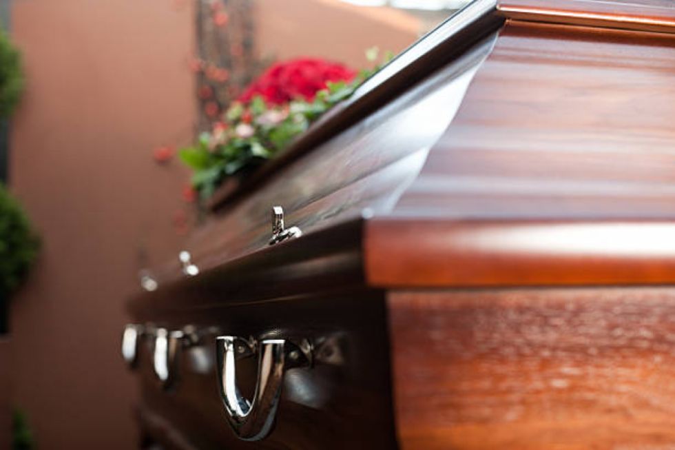 Entierran a joven madre y a su bebé que murieron por presunta negligencia 