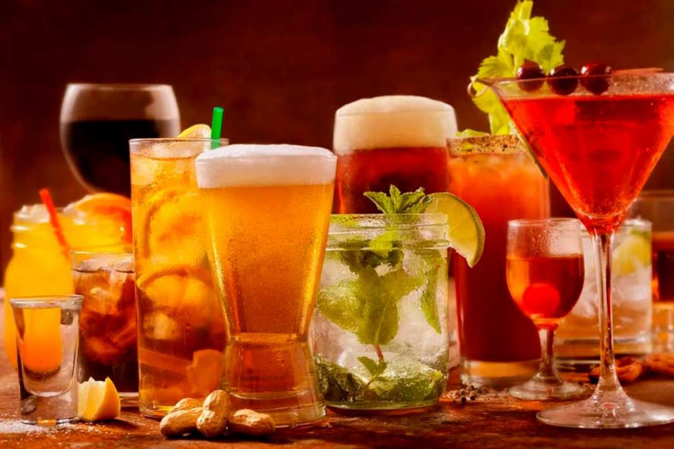 Recomiendan gravar el alcohol y bebidas azucaradas