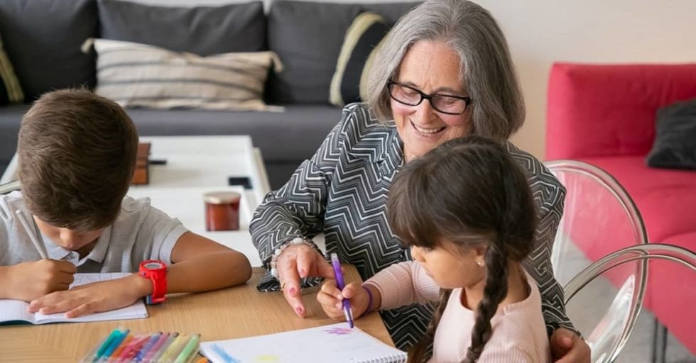 Abuelos y nietos en  verano: un tándem  fructífero con medida
