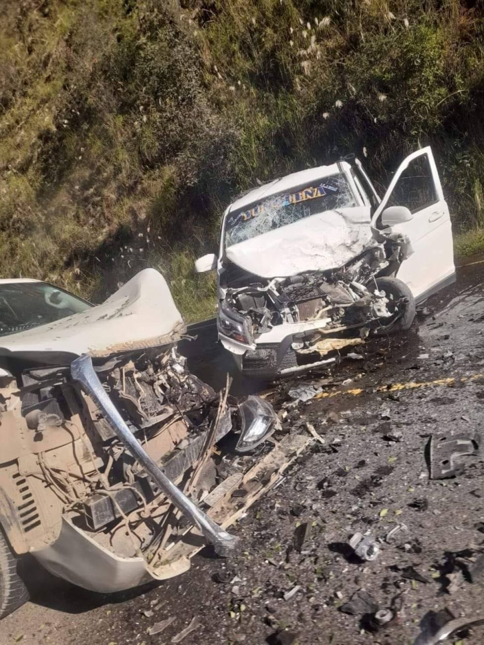 Dos vehículos impactan de frente en la carretera de los Yungas