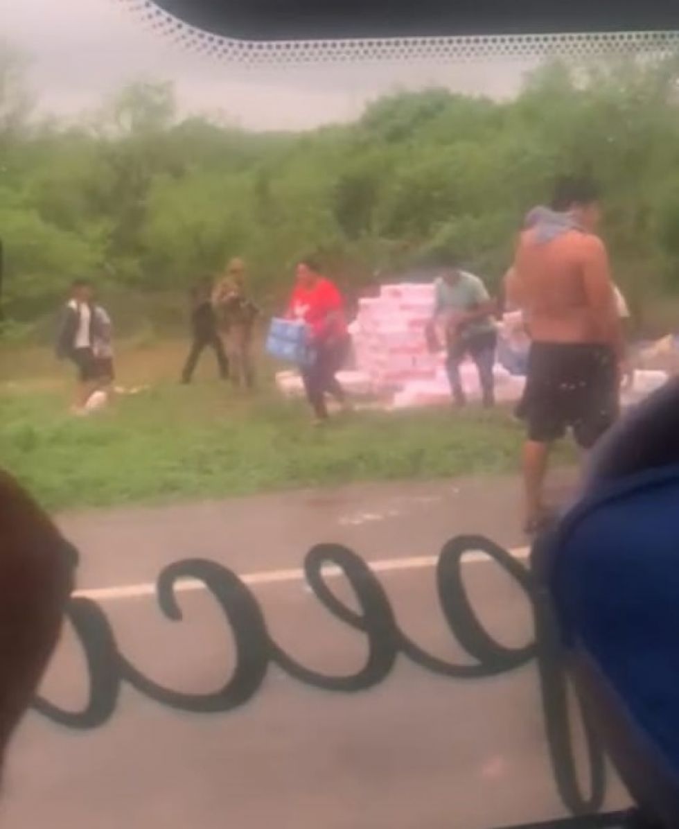 Camión con mercadería volcó en la zona de Tierras Nuevas, Yacuiba (Video)
