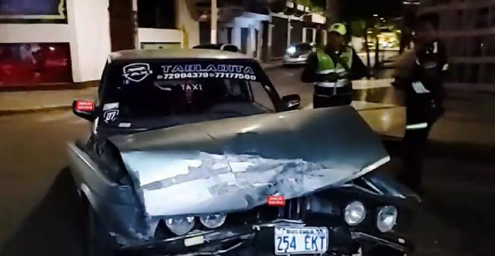 Tarija: Dos vehículos colisionan en la calle 15 de Abril