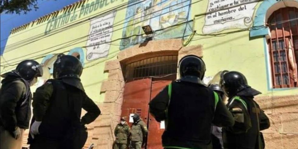 Narcos usaron a estudiantes de una escuela para “lanzar” droga a la cárcel de Oruro