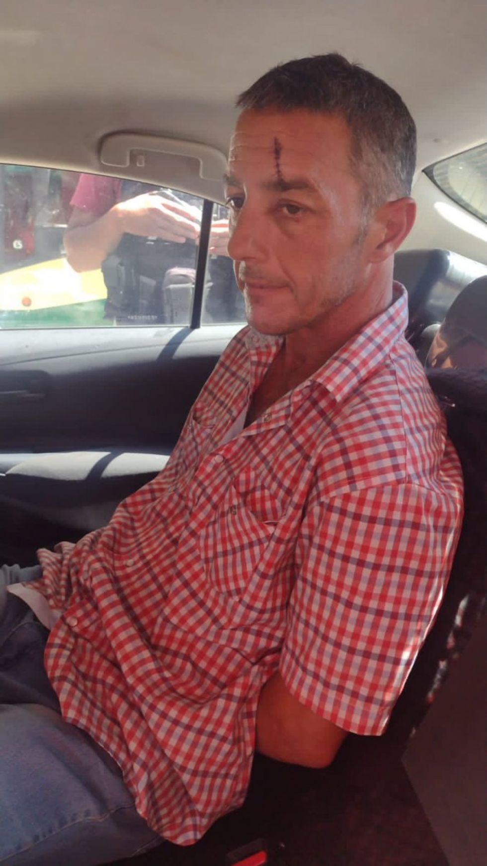 Detienen al hombre que lanzó la botella a la caravana de Milei en Argentina