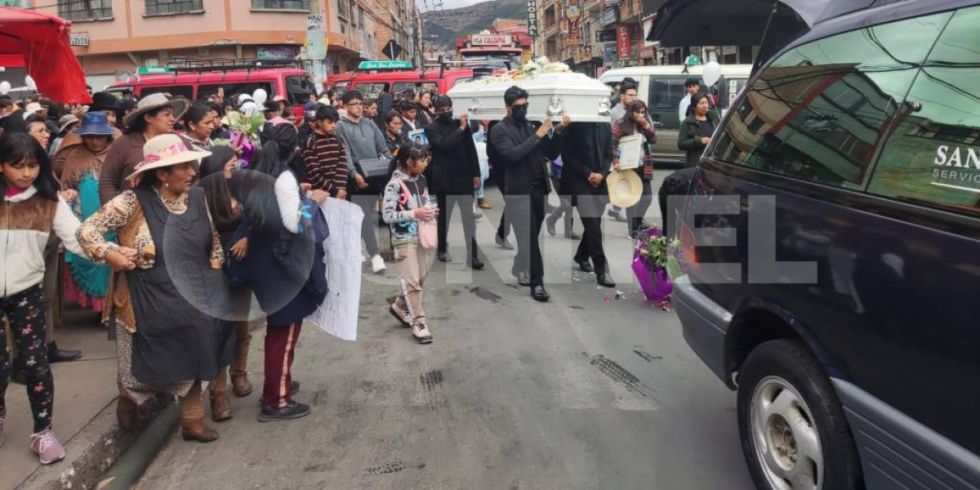 Entierran a estudiante Miguel Chocamani con una caravana y gritos de justicia