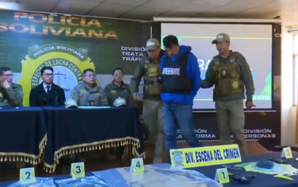 Aprehenden a exfuncionario del Ministerio de Gobierno acusado de sonsacar dinero con la venta de vehículos de Dircabi
