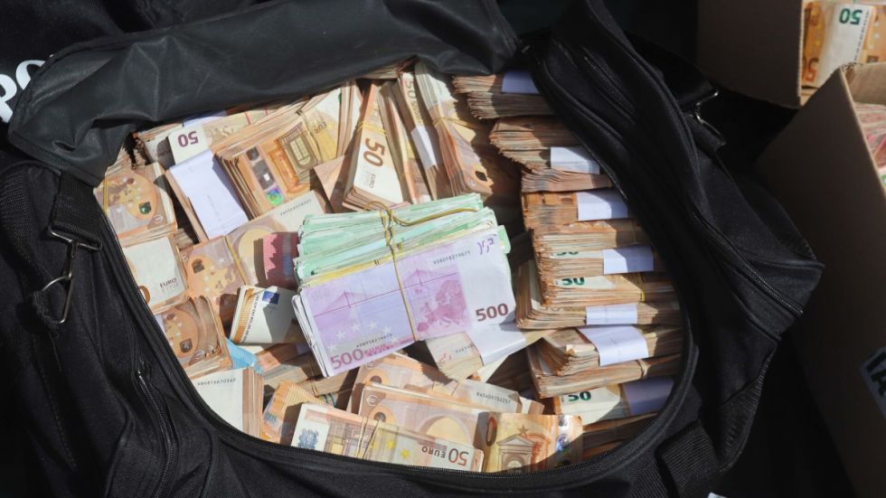 Mujer llevaba 52 millones de pesos en su faja y en maletas 