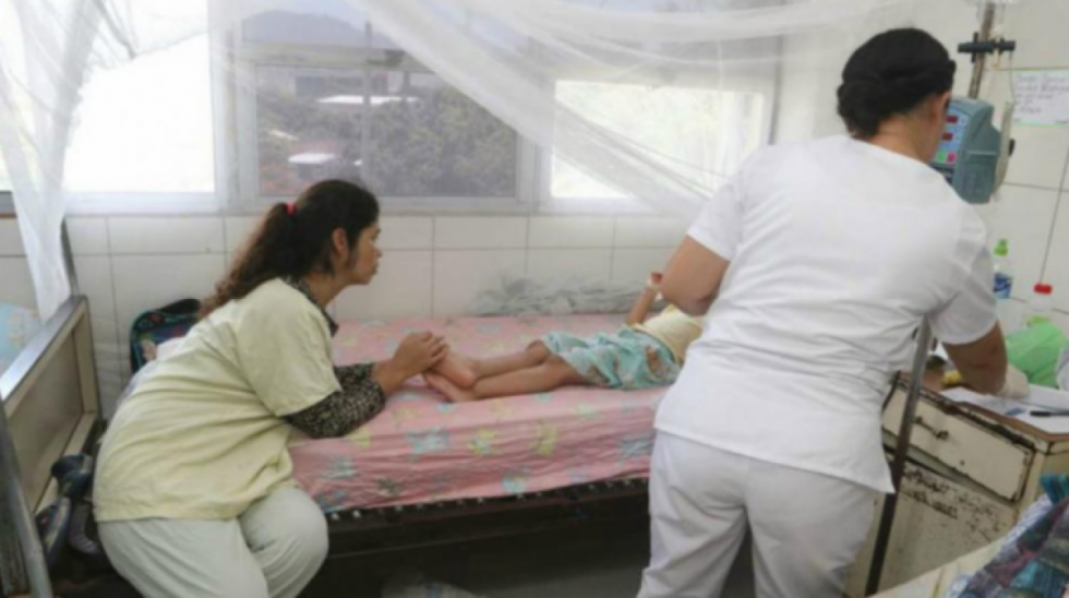 Dos niños en estado grave debido al dengue, uno está en terapia intensiva