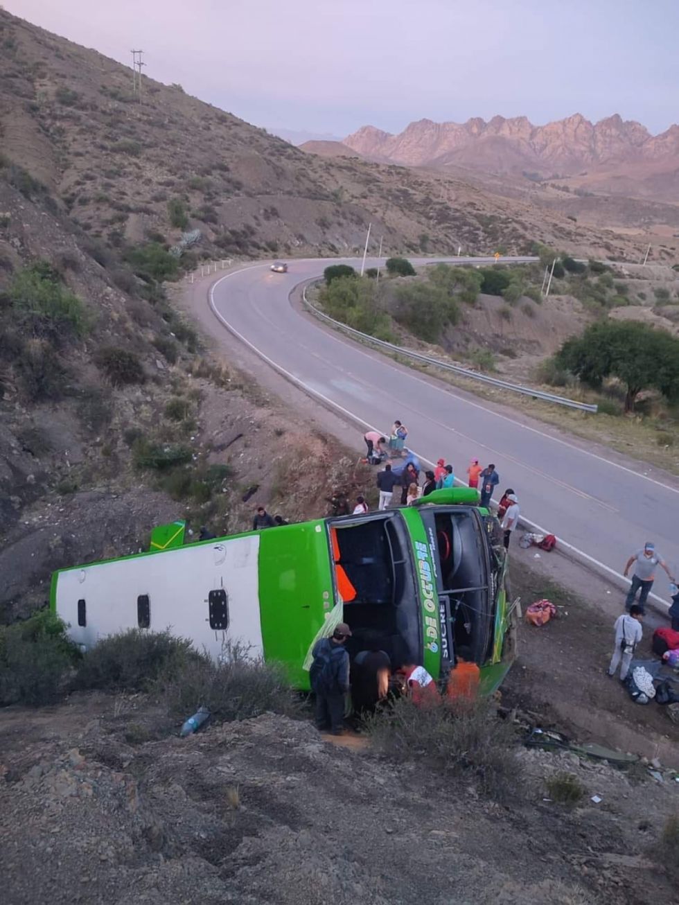 Vuelco de una flota en la ruta Tarija-Sucre deja 7 personas heridas