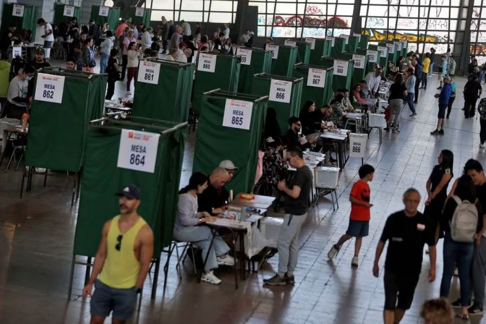 Chilenos rechazan la reforma constitucional con más del 55% en contra