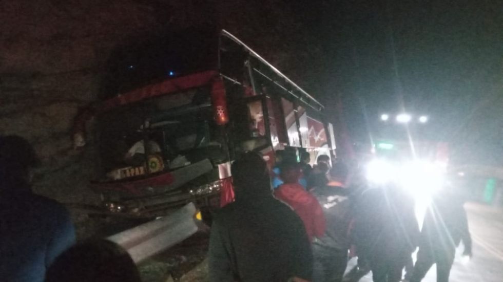 Flota Mac Freedom se encunetó en Cieneguillas, el ayudante quedó con el pie atriccionado 