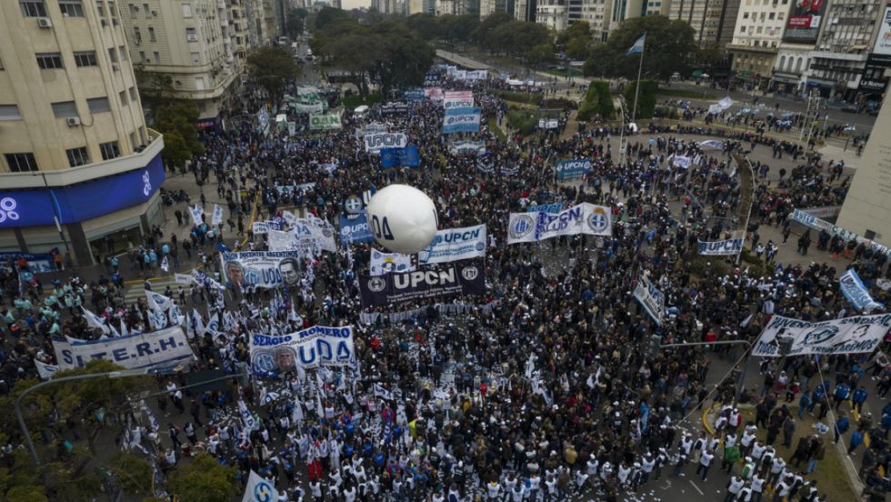 En Argentina rechazan el 'megadecreto' de Milei