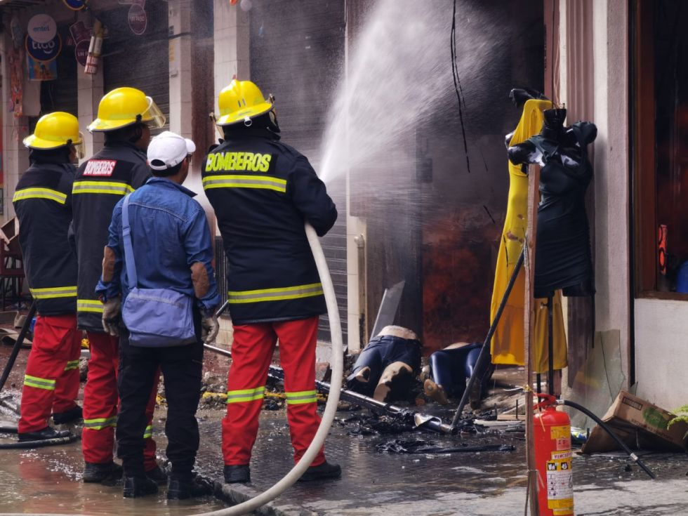 Culpan a un técnico por el incendio en una galería comercial en Tarija