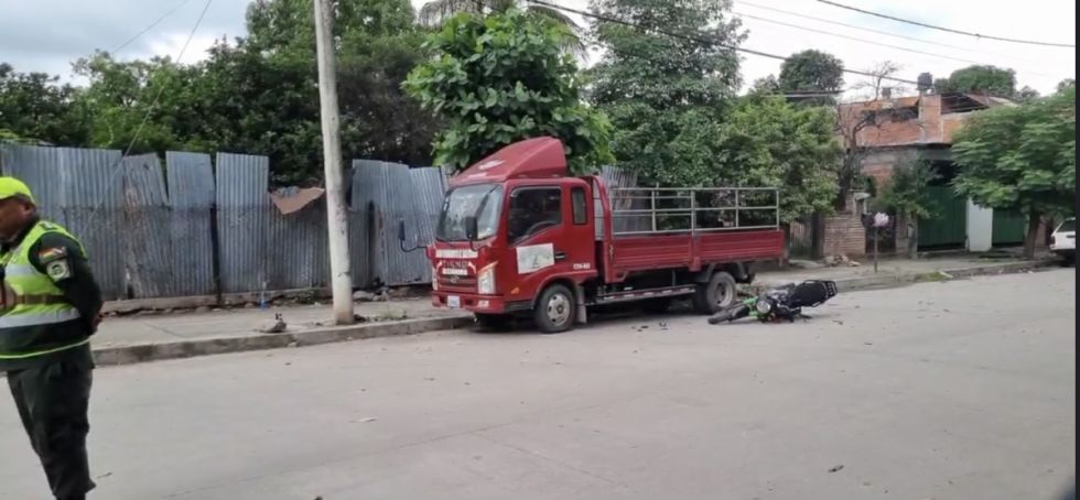 Motociclista resulta herido tras colisionar con un camión estacionado