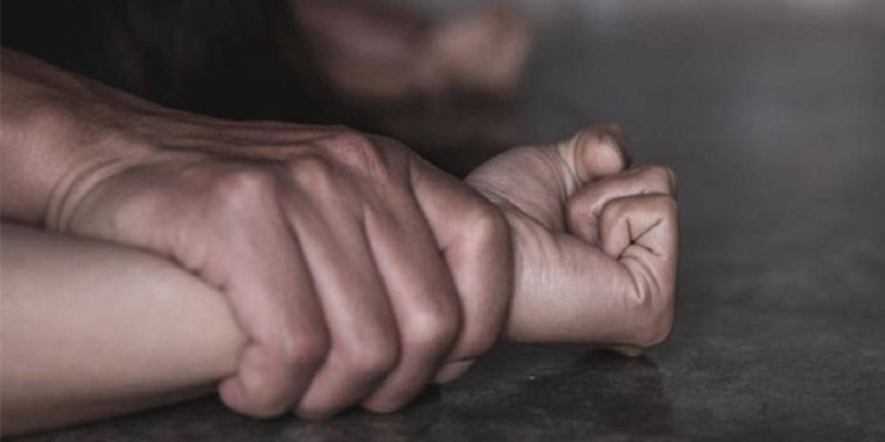 Un padre embriagó a su hija adolescente hasta que quedó inconsciente y la violó