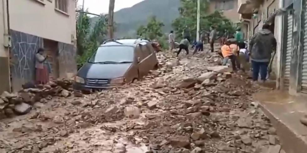 La Paz: Mazamorra por lluvias cubre calles, domicilios y autos en La Asunta