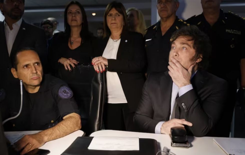 La libertad: El proyecto de Milei extrema los controles sobre las marchas y establece penas de prisión efectiva para bloqueadores