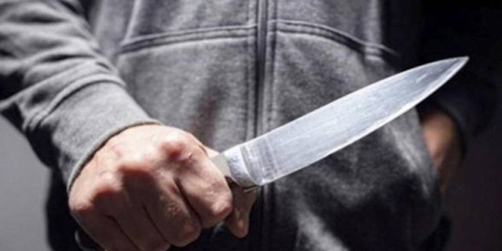 Una mamá fue apuñalada varias veces por su expareja en presencia de sus tres hijos 