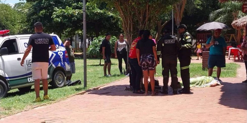 Joven muere en el Parque Urbano Central cruceño y la Policía levanta el cuerpo para la autopsia