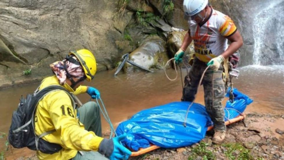 Por intentar tomarse una fotografía, hombre muere tras caer 50 metros en la cascada de Samaipata