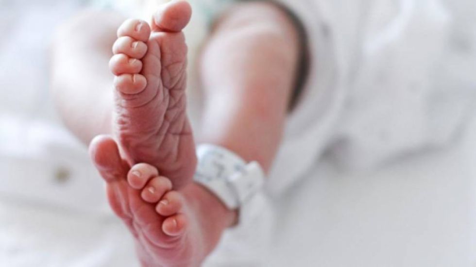Abandonan a una bebé en un baño público de El Alto 