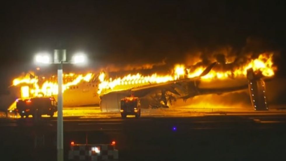 Avión aterriza en llamas en el aeropuerto de Japón tras chocar con otra aeronave