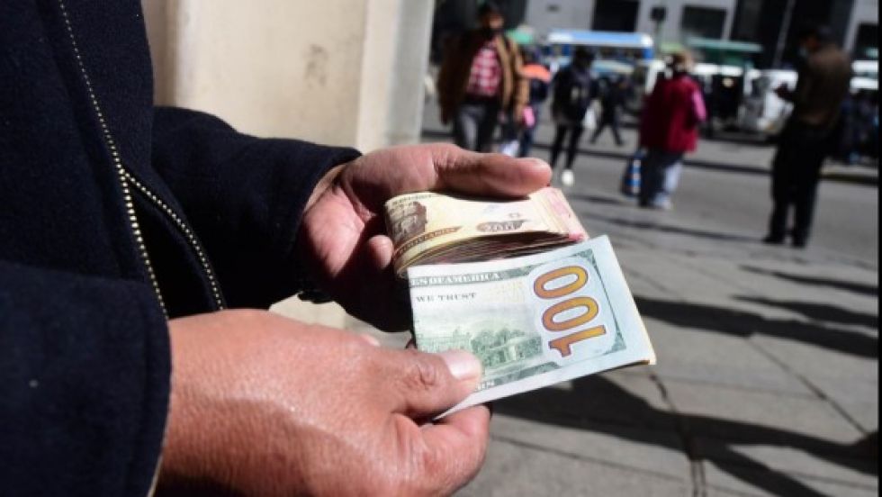 Piden al Gobierno solucionar este año la escasez de dólares