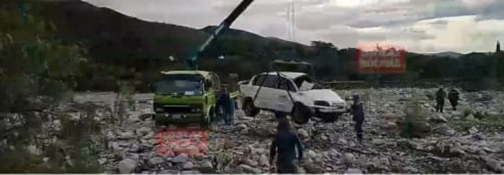 Vehículo vuelca y cae cerca del río en el Rincón de la Victoria 