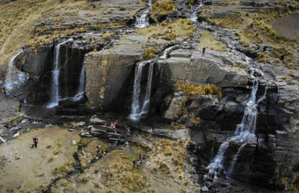 Dos jóvenes caen de una cascada, uno pierde la vida y el otro resulta herido