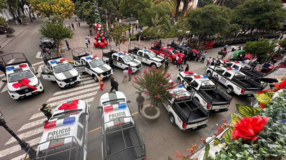 Alcaldía entrega 13 camionetas a la Policía para reforzar la seguridad