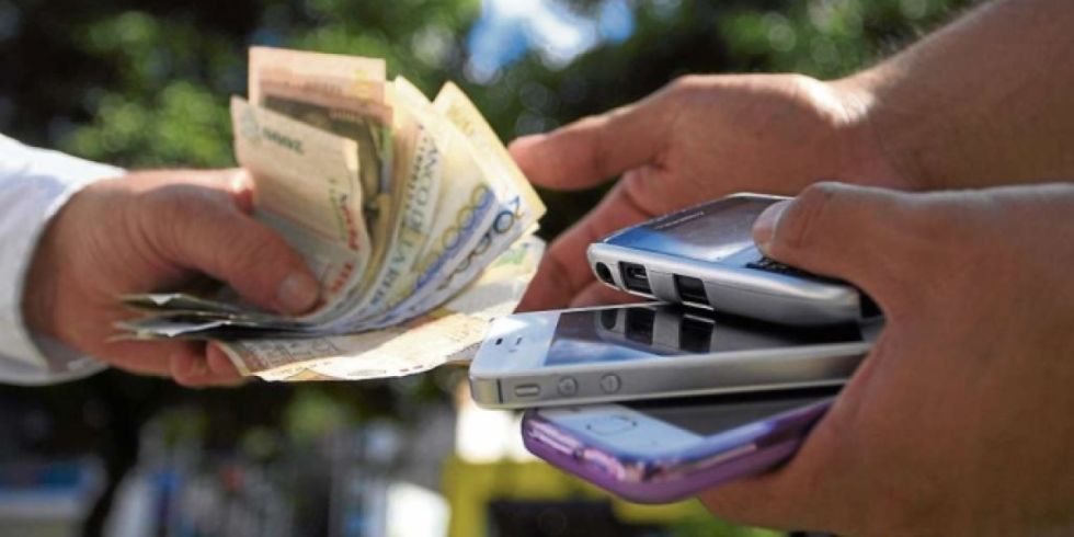 Comprador de celulares robados intentó sobornar con Bs 1.000 a un policía 