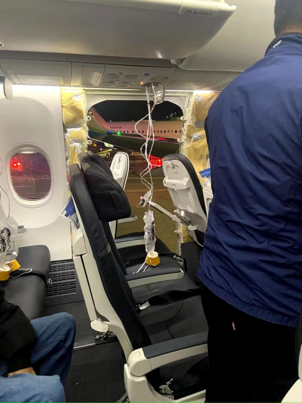 Boeing 737-9 de Alaska Airlines aterriza de emergencia tras perder una ventana
