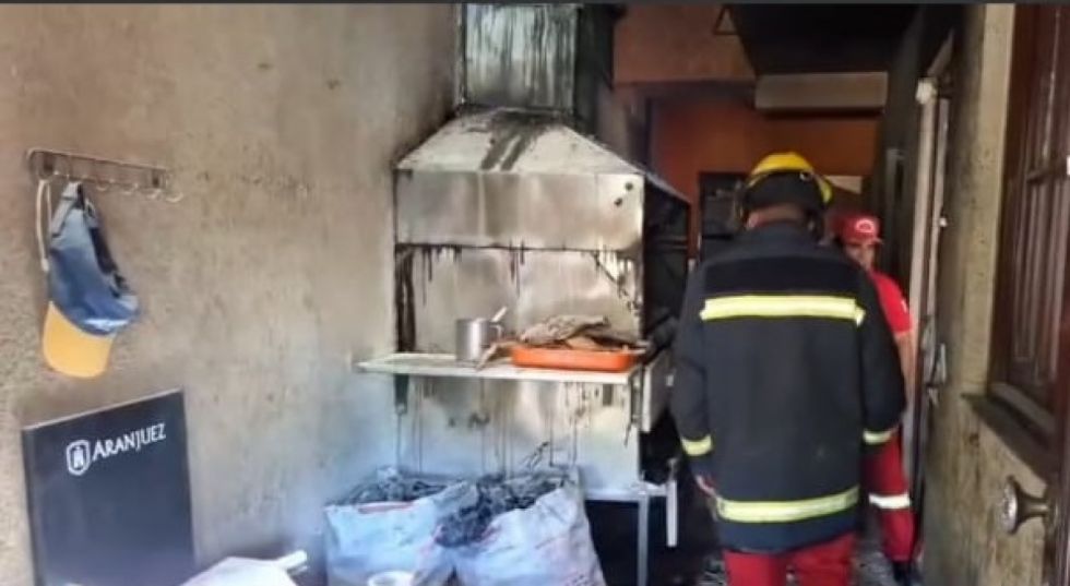 Exceso de grasa en la parrilla provocó un incendio en un restaurante 