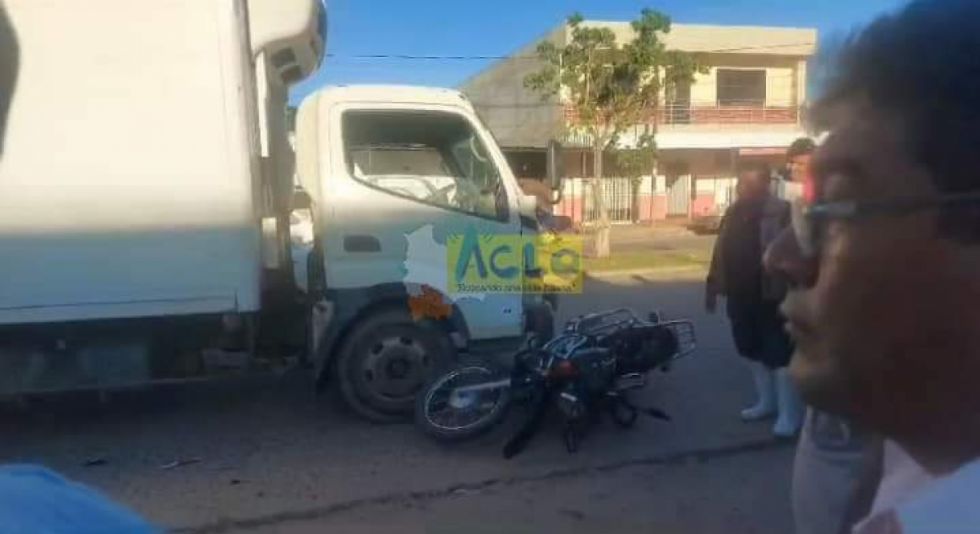 Motociclista choca con un camión frigorífico en Villa Montes