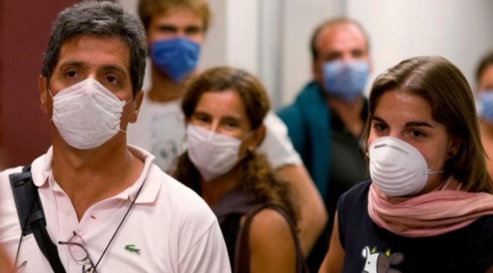 El jefe de la OMS insta a volver a las mascarillas y vacunarse contra el Covid-19