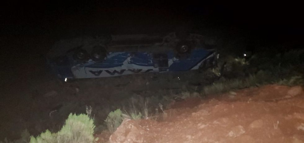 Un bus de la empresa SAMA volcó en Potosí, su destino era Cochabamba (Lista preliminar de pasajeros) 