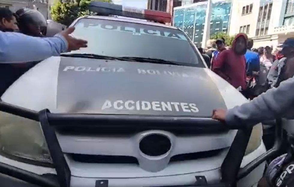 Camioneta de Tránsito se desliza sin conductor y tres personas resultan afectadas