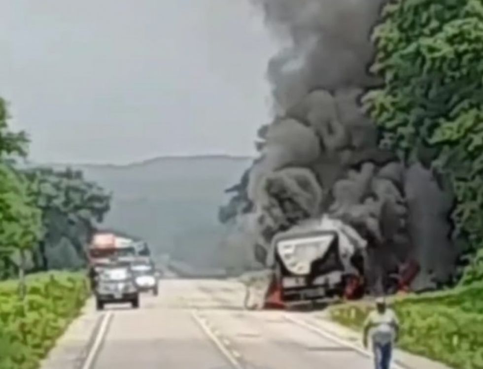 Un camión de alto tonelaje ardió en plena Ruta 9 (Video)