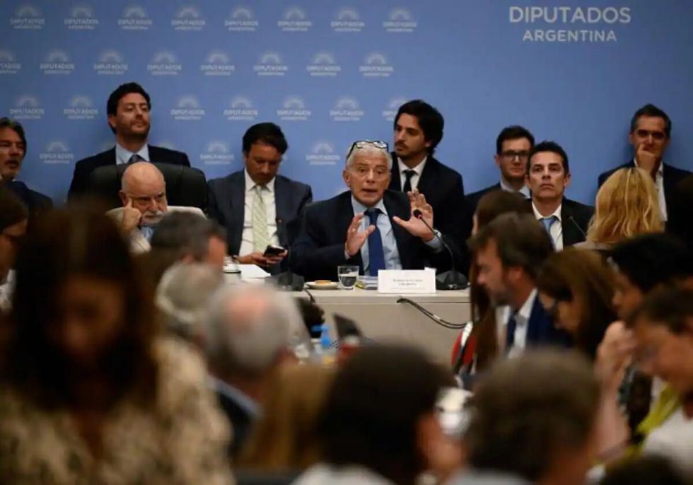 Diputados argentinos cuestionan paquete de leyes