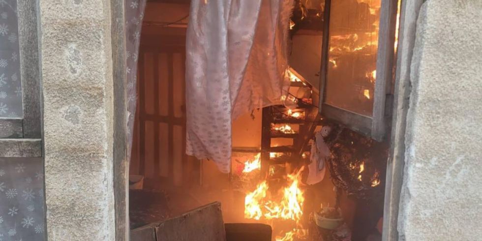Luces navideñas provocaron incendio en un refugio de animales de El Alto