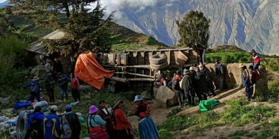Tres fallecidos en La Paz tras embarrancarse un camión en la ruta a Palca