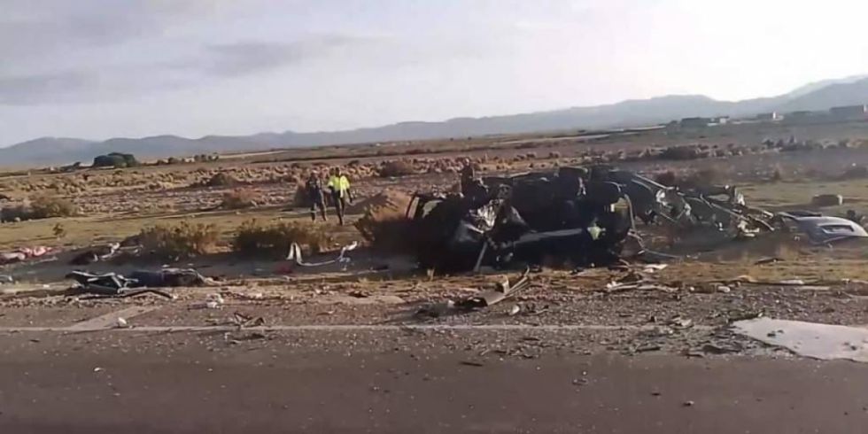 Siete muertos tras choque de un bus y minibús en la carretera Oruro - Potosí