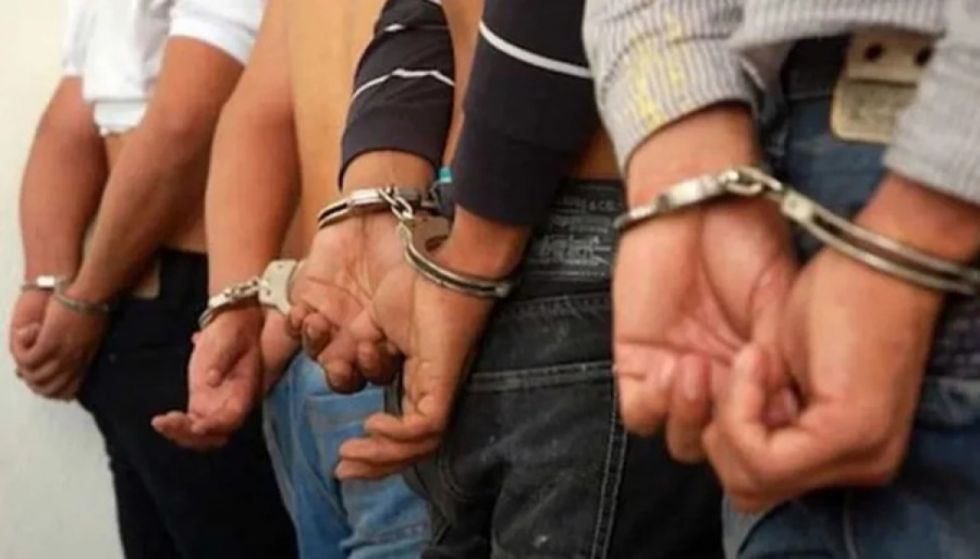 Se hacían pasar por policías y usaban mandamientos de aprehensión falsos para extorsionar