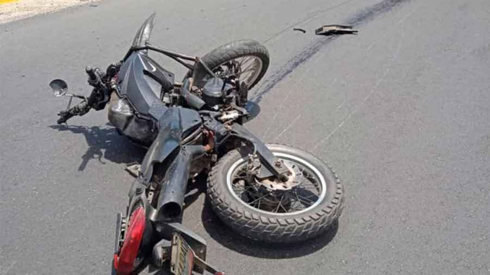 Muere joven motociclista en Bermejo tras colisionar contra el pretil de la acera 