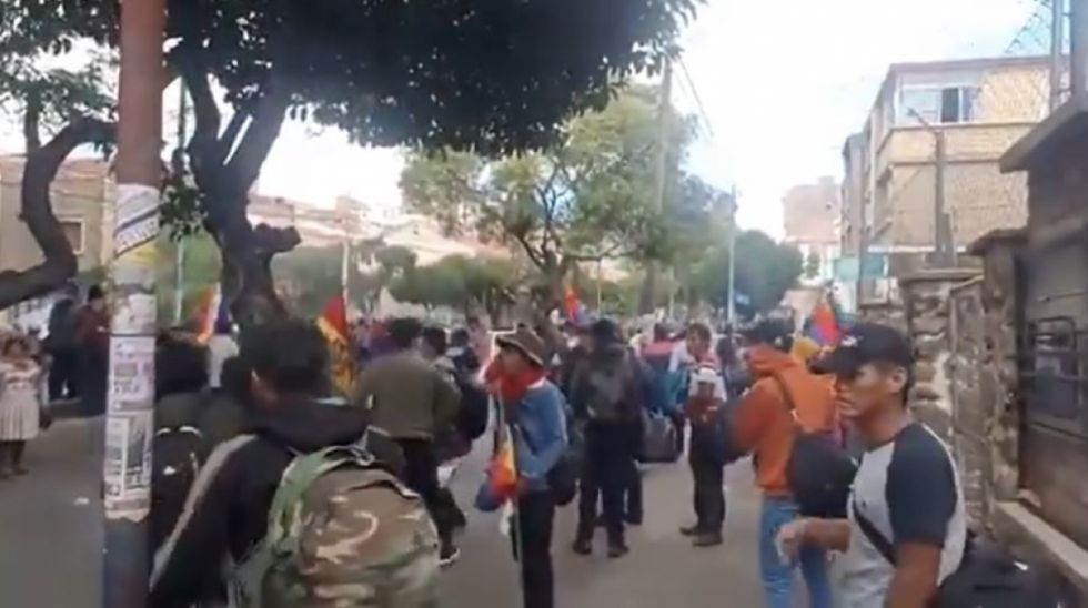 ‘Evistas’ se enfrentan contra la Policía en un intento por romper el cerco policial para llegar al TCP