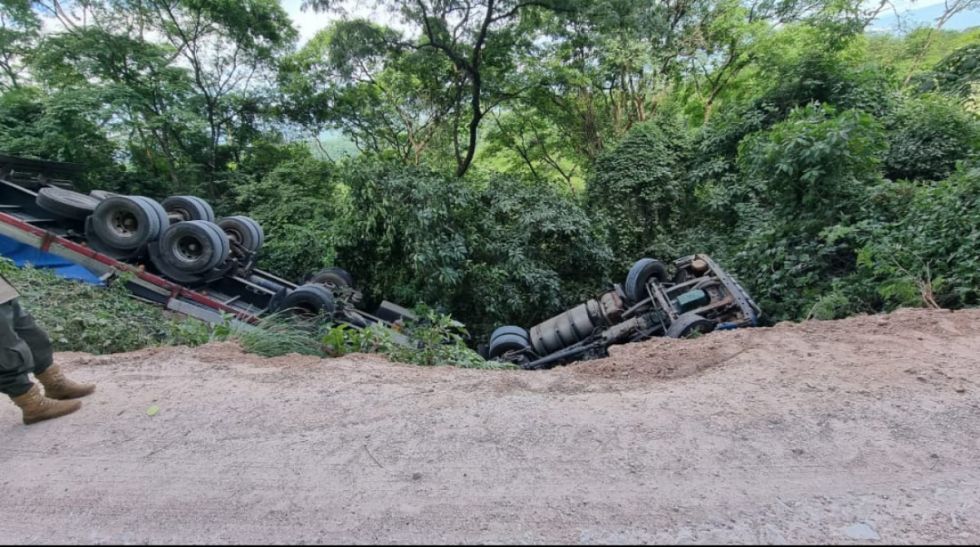 Tráiler se embarranca en la ruta Yacuiba-Caraparí