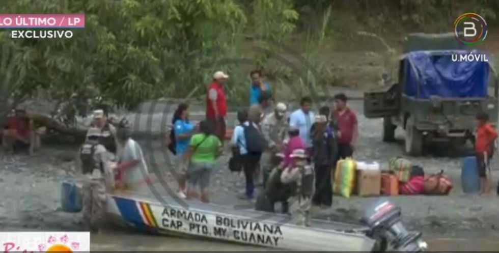 Armada Boliviana ayuda con una lancha al traslado de personas y continúa la búsqueda de dos menores