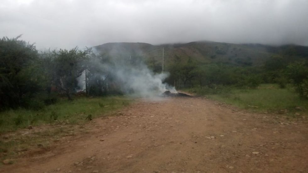 Vecinos de Churquis denuncian bloqueo de camino e incendio